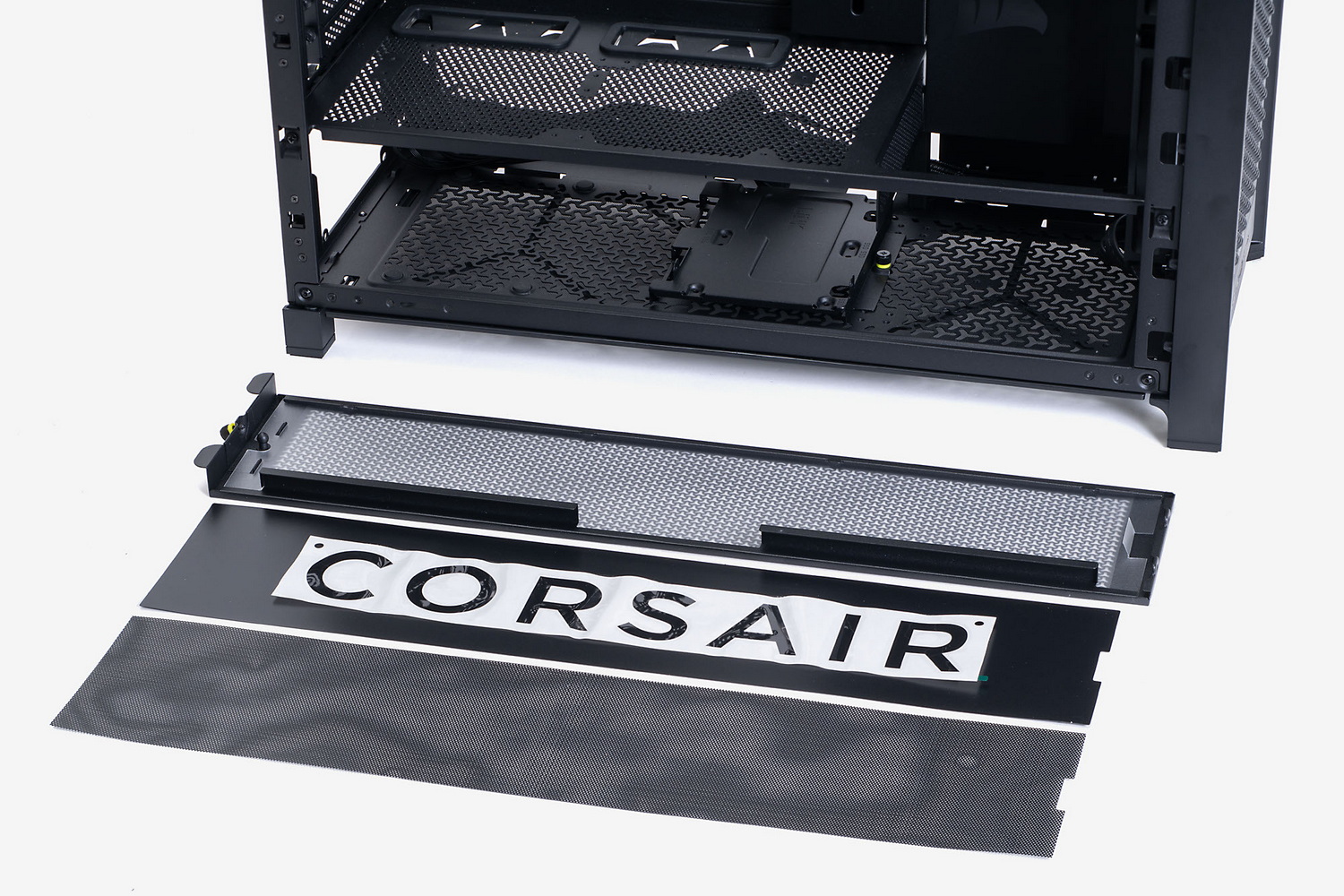 電源ユニットカバーは、メッシュをパネルでふさいだり、そのパネルにロゴをあしらったりといったカスタムも可能