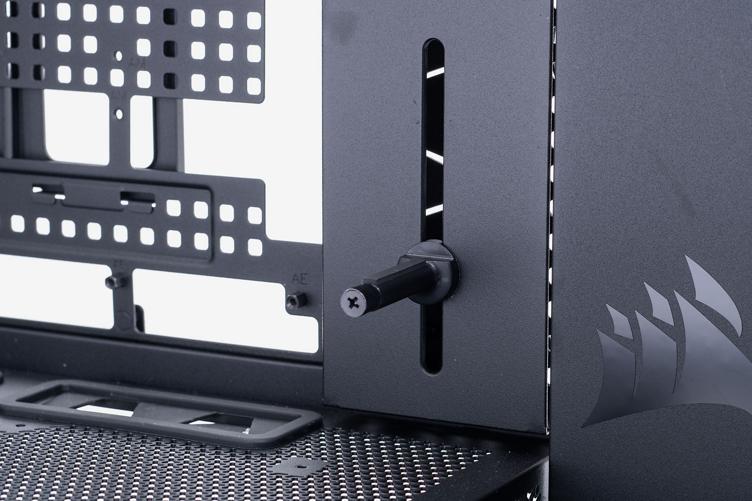 ビデオカードホルダー。頭のプラスネジを緩めると高さが調整できる