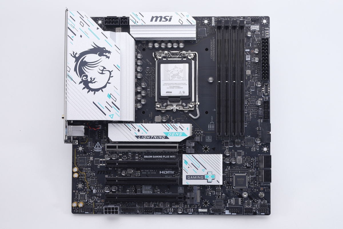 基板表面。黒基板にシルバーのヒートシンクを組み合わせている