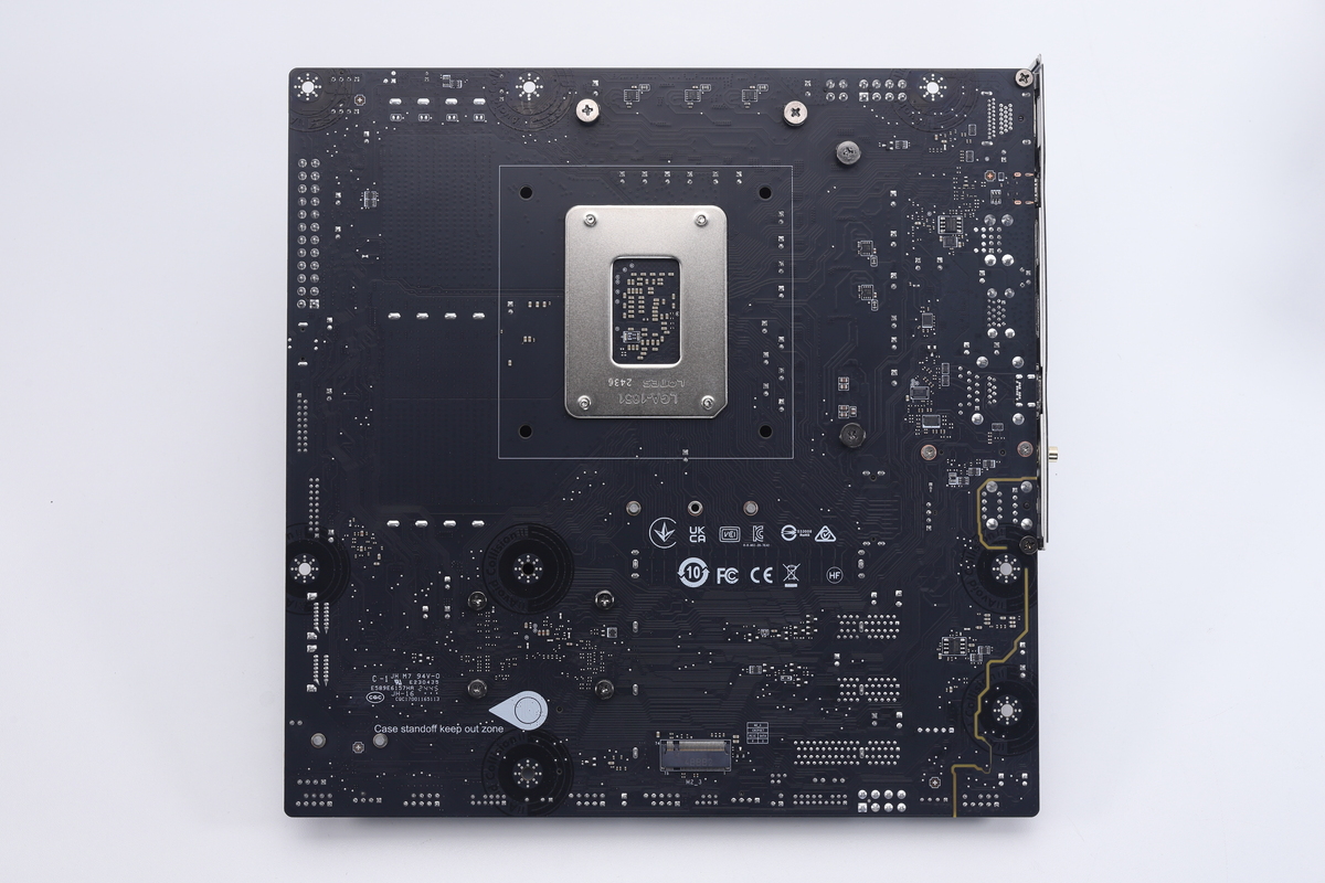 基板裏面。エントリークラスのmicroATXマザーボードとして珍しくM.2スロットを実装している