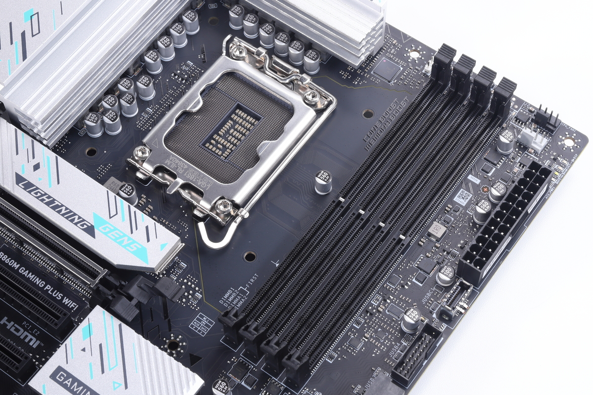 CPUソケットとメモリスロット。デュアルチャネル対応のDDR5メモリスロットを4本搭載している