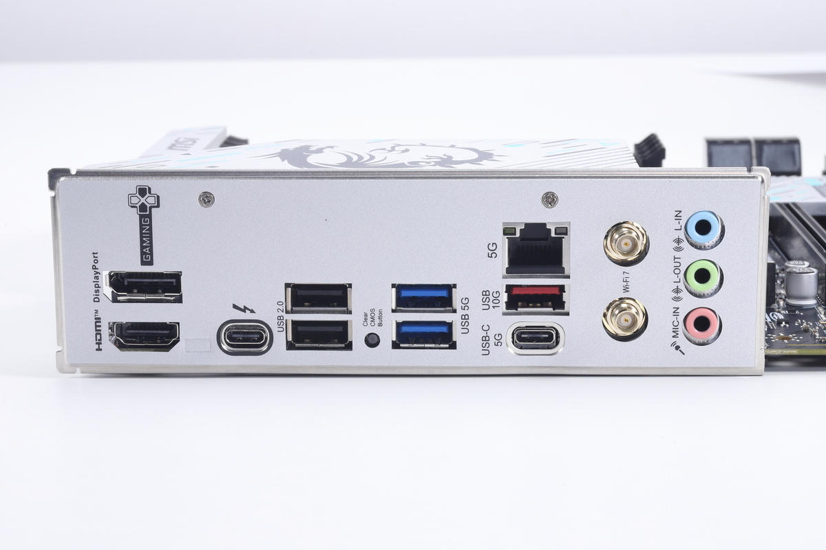 バックパネルインターフェイス。Thunderbolt 4、5GbE、Wi-Fi 7など先進的なインターフェイスを搭載