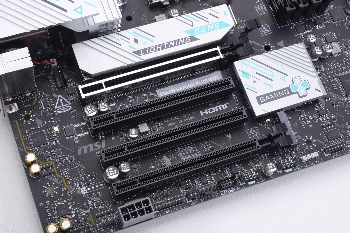 PCIeスロットは全てx16形状で、最上段がPCIe 5.0 x16、2段目と3段目がPCIe 4.0 x1、最下段がPCIe 4.0 x4接続に対応している