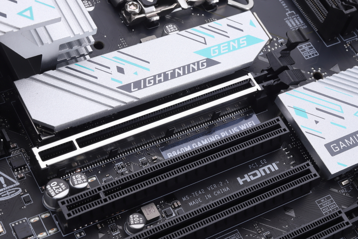 ビデオカード用の最上段PCIeスロットは金属補強されたSteel Armor仕様で、操作しやすい大型のロックレバーを備えている