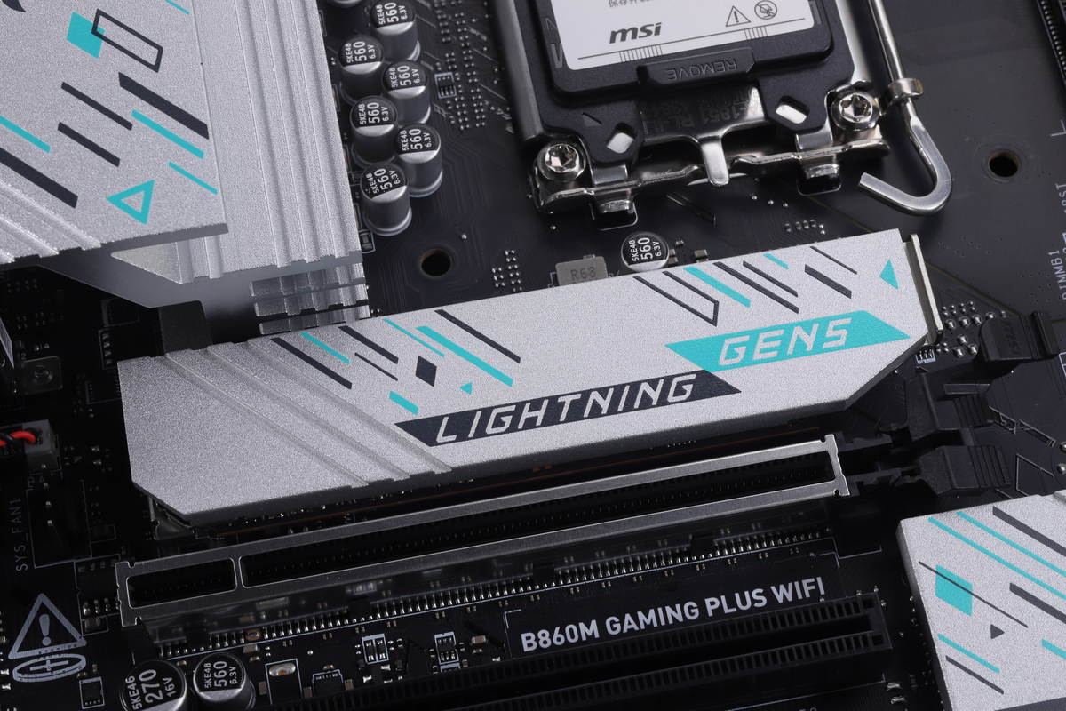 CPU直結でPCIe 5.0 x4接続に対応するM.2_1スロット。SSD用ヒートシンクを備えている