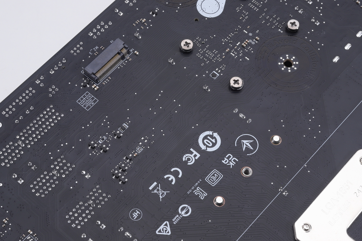 PCIe 4.0 x2接続(B860チップセット)に対応するM.2_3スロット。基板裏面に配置されている