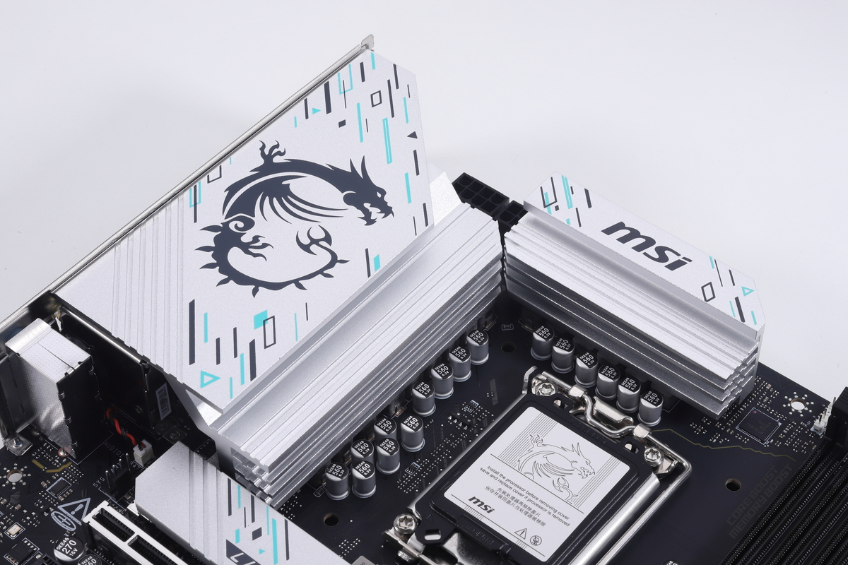 大型のヒートシンクを搭載した12+1+1+1フェーズの電源回路を搭載