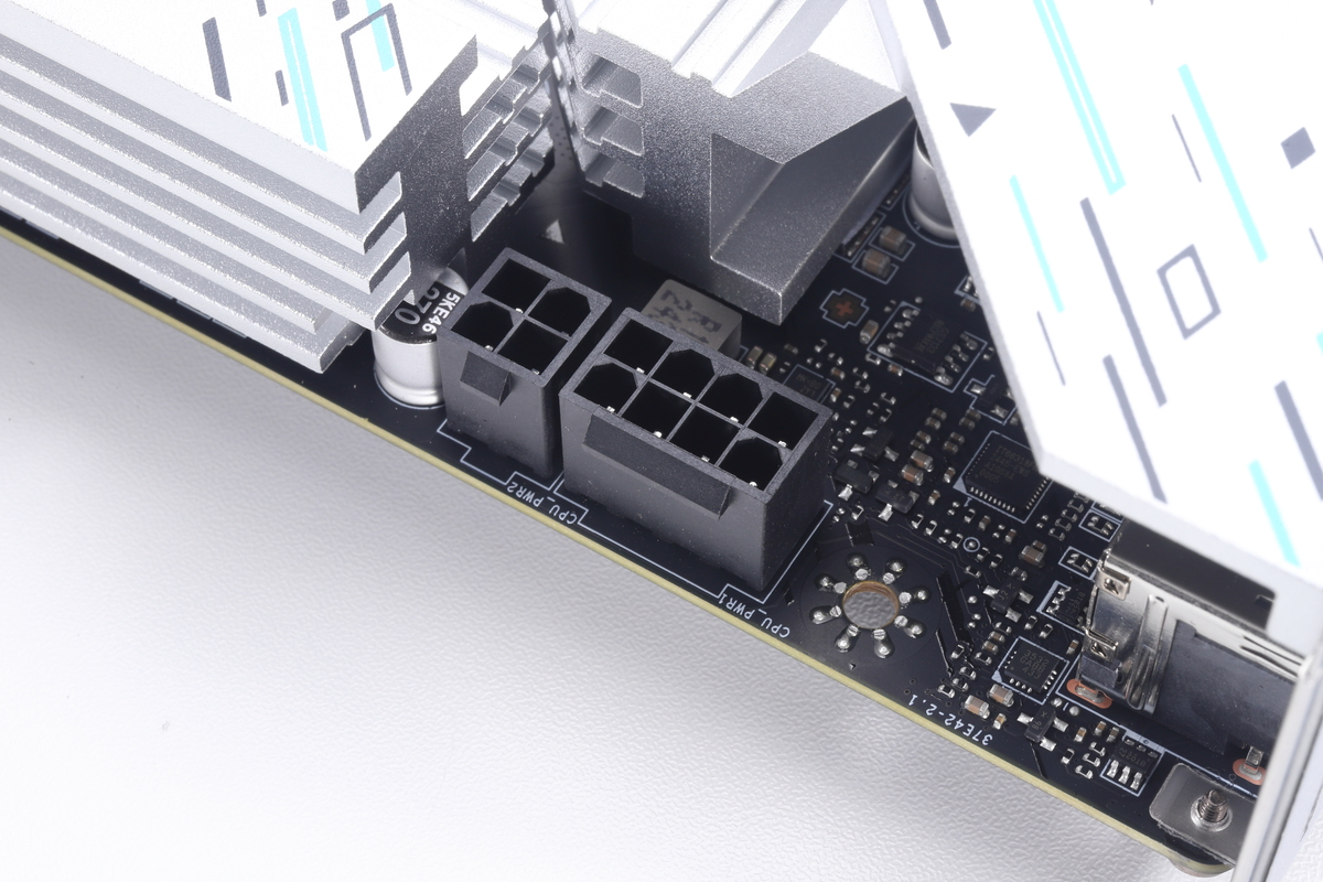 VRM用の電源コネクタはEPS12V(8ピン)+ATX12V(4ピン)の2系統