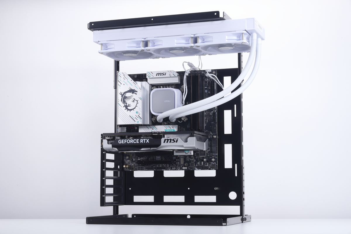 構築したテスト用PC。今回はオープンフレームに取り付けた状態でテストを実施する