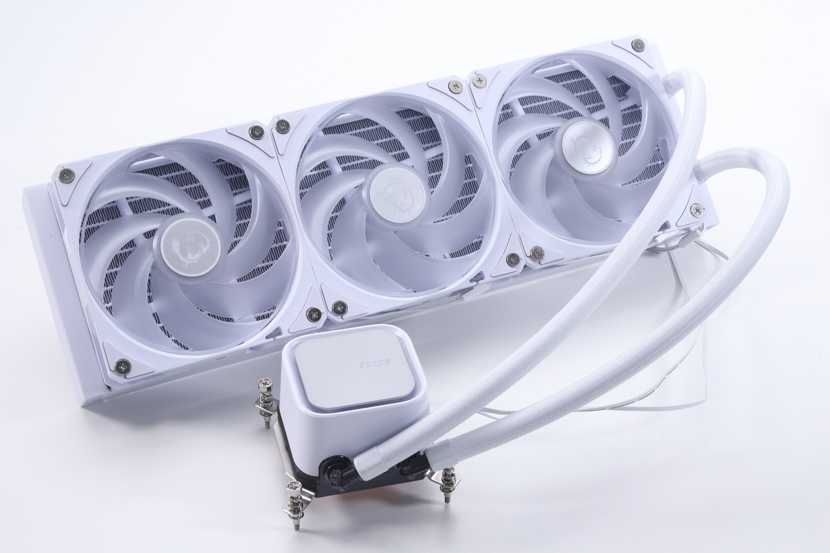 MSIの360mmオールインワン水冷クーラー「MAG CORELIQUID A13 360 WHITE」。今回はファン設定をPWM制御＝50％に絞って利用した