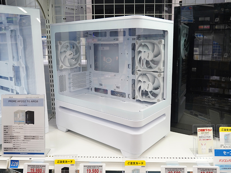 <a href="/shop/at/dosv_paradise.html" class="deliver_inner_content">ドスパラ秋葉原本店</a>で展示中の「PRIME AP202 TG ARGB WHITE」