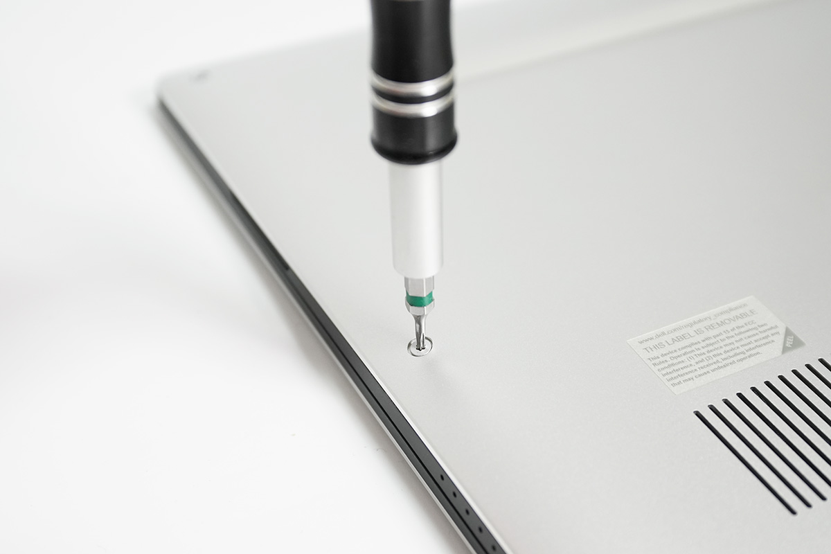 【2】バックパネルは8カ所ネジ止めされており、T5規格のトルクスドライバーで開けることができる