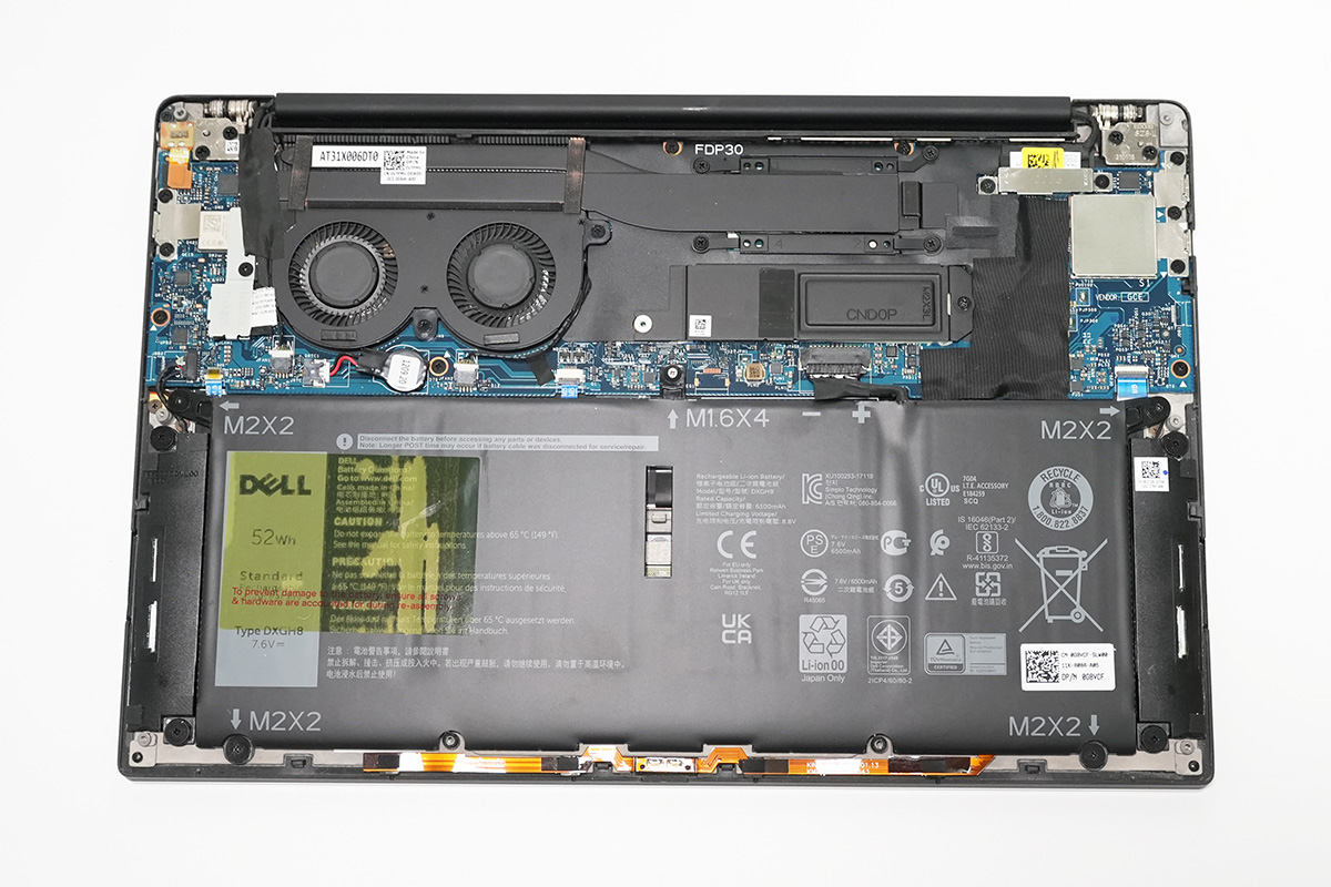 【4】本体内部、SSDは中央右側に配置されている