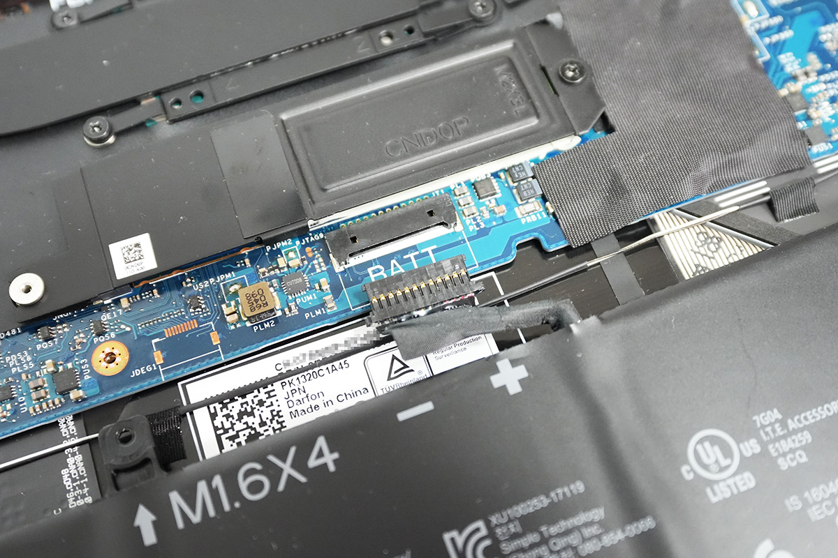 【6】バッテリーのコネクタはケーブルを引っ張らずに、オープナーやヘラなどを使って少しずつ外そう