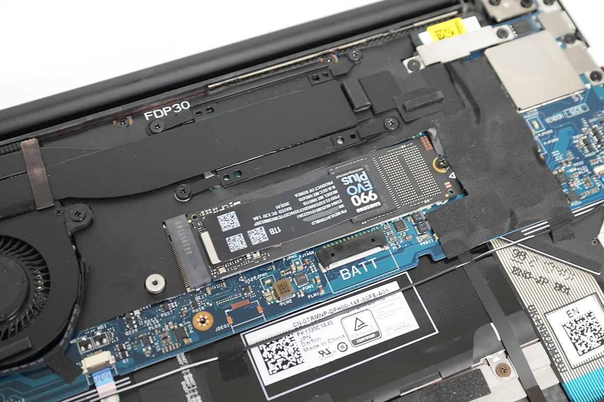 【12】ネジで固定する。後述するが取り外したSSDカバーは今回使用できない