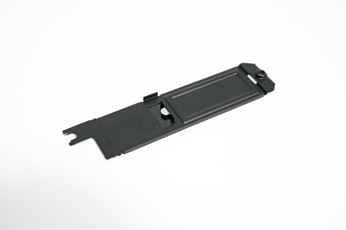放熱板を兼ねたSSD用のカバーは2230サイズ専用設計で、2280サイズの990 EVO Plus 1TBには装着できない