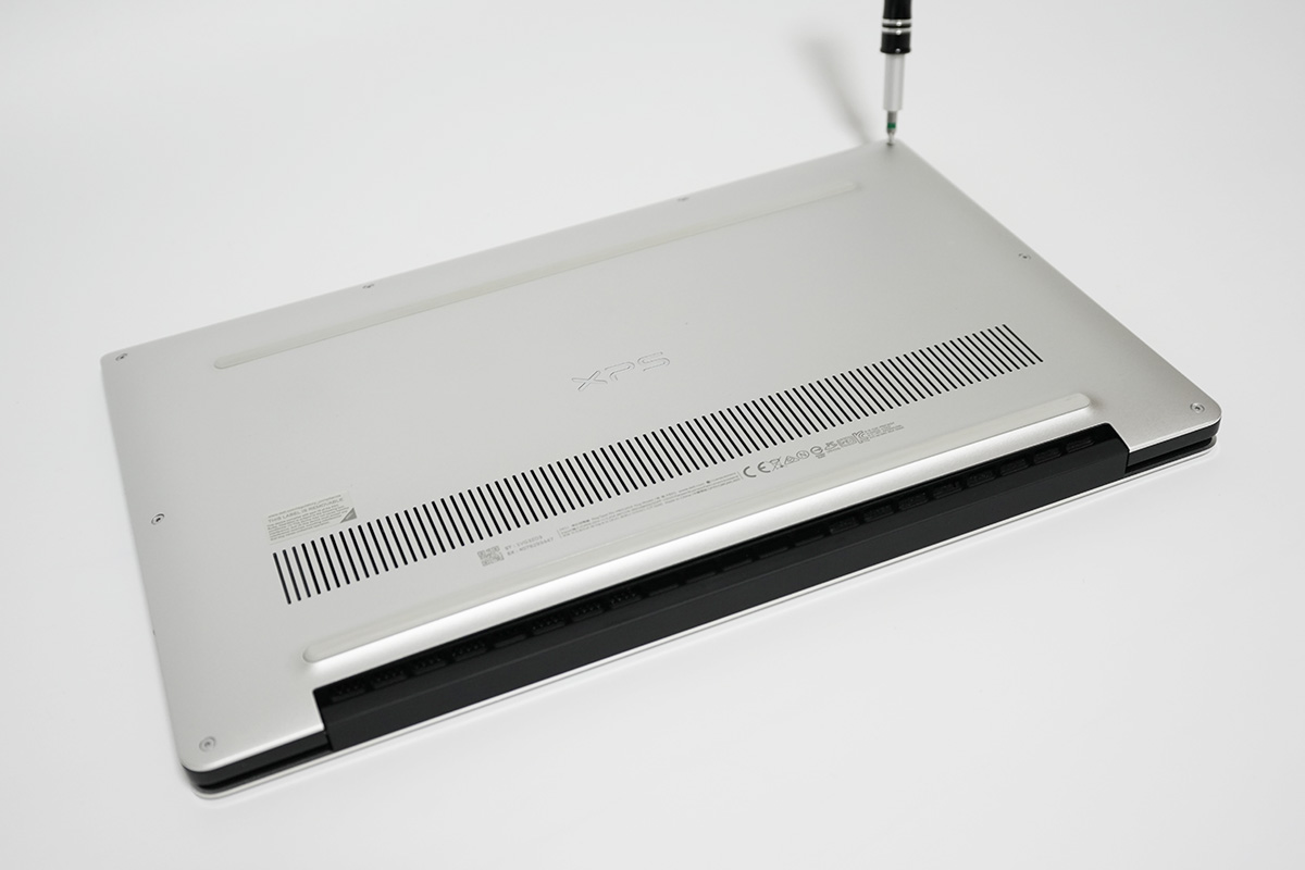 【14】バックパネルを閉じてネジを締める