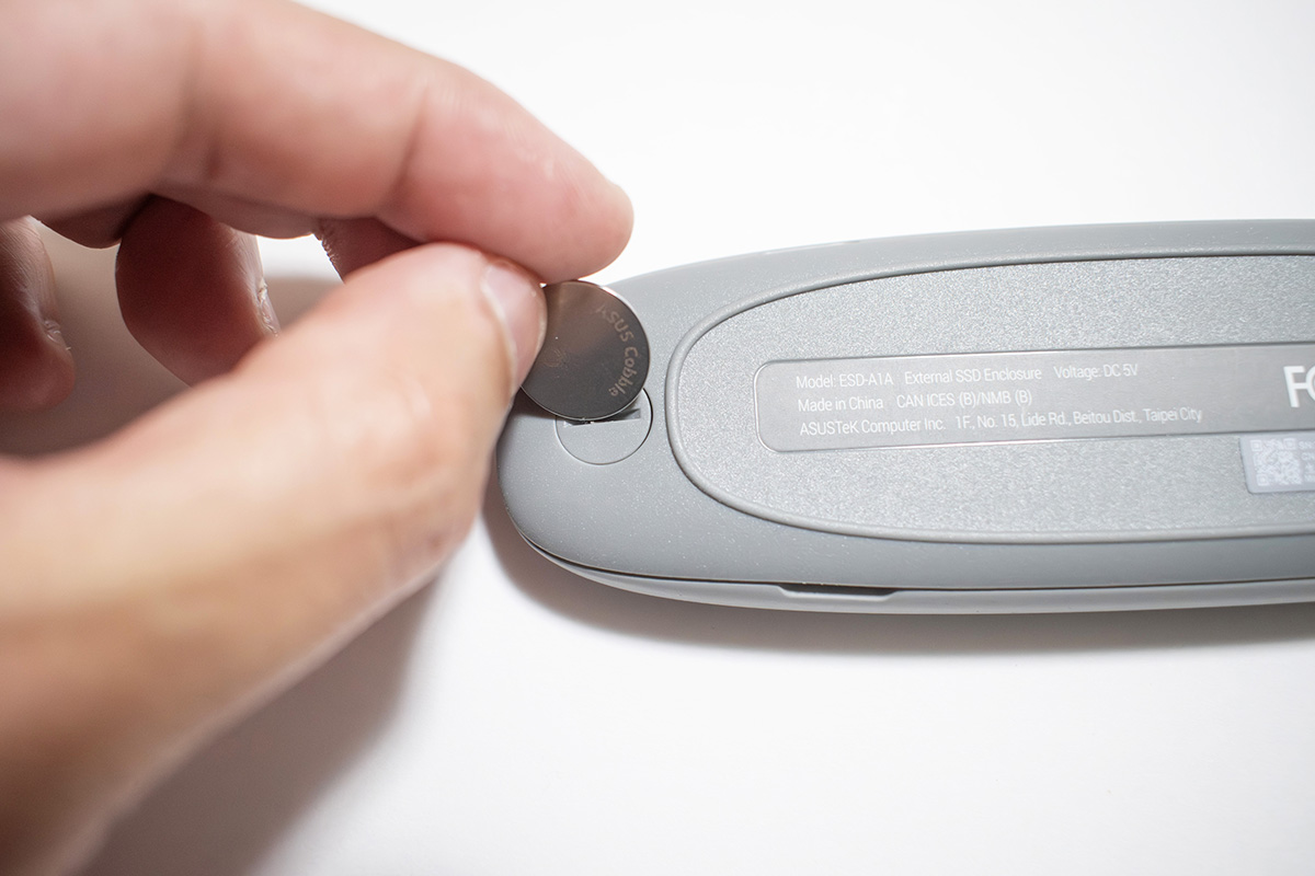 【2】ケース付属のオープナーを使用して裏側のカバーを外す