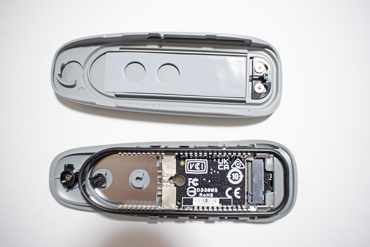 【3】サーマルパッドなどは装着済みなので、基板がついている側にSSDを装着する