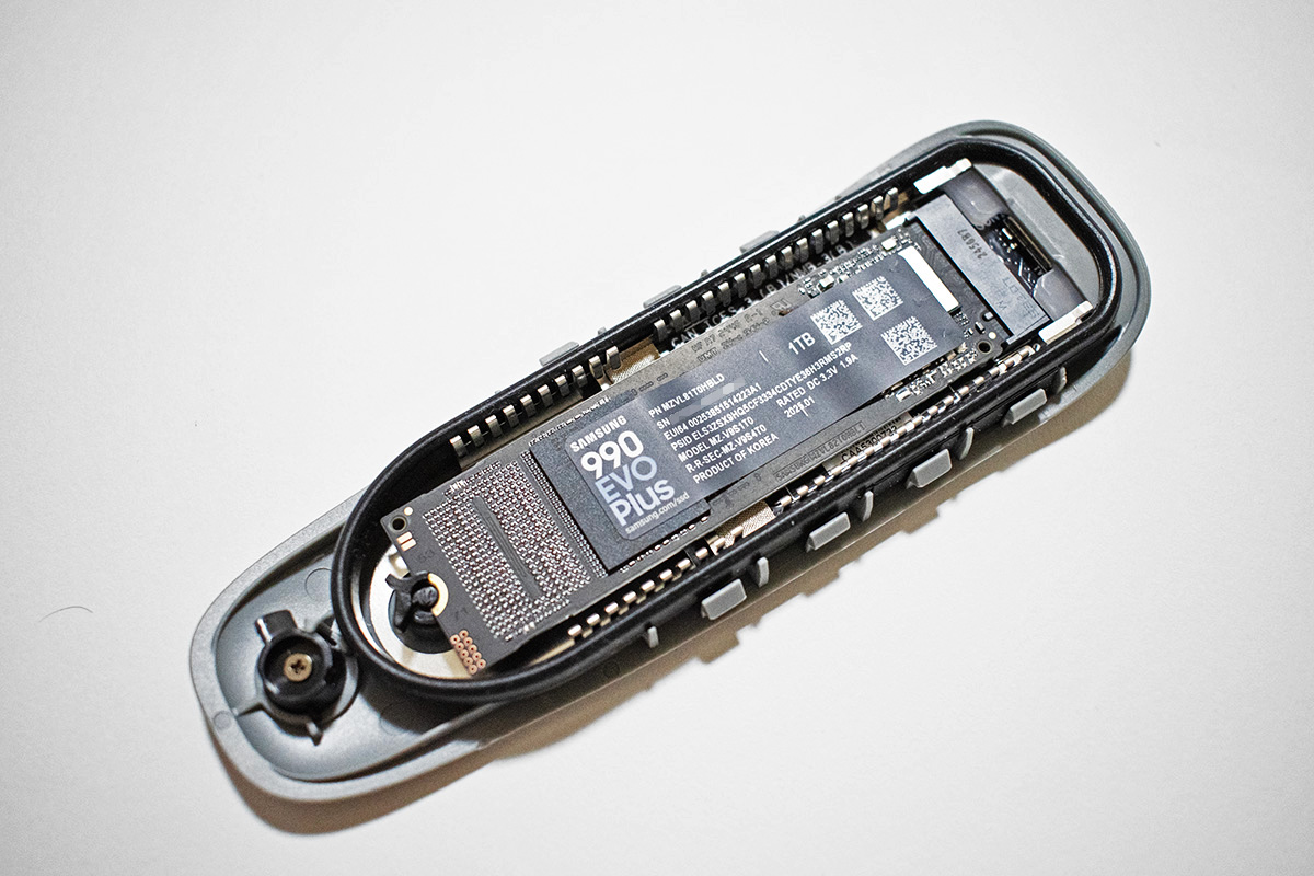 【4】SSDの固定方法はラッチ式になっており、ネジ止め無しで固定可能