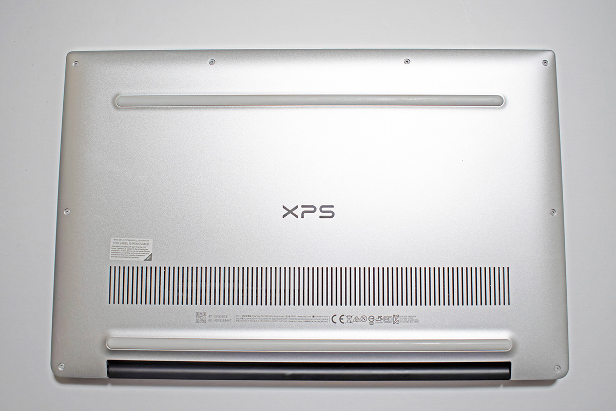 【1】OSをシャットダウンして本体をひっくり返す