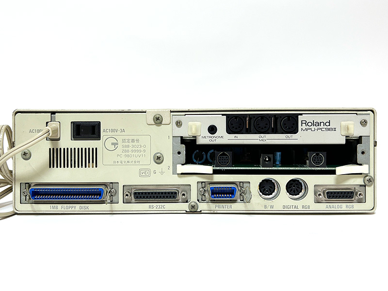 背面は左から、下段に1MBFDDインタフェース、RS-232Cコネクタ、プリンタポート、モノクロ出力端子、デジタルRGB出力端子、アナログRGB出力端子と並び、上段左側から電源コード、サービスコンセント、拡張スロット×2が設置されていました。