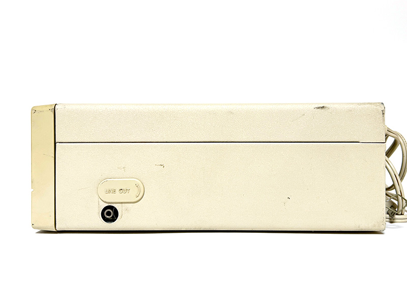 右側面には、オーディオ出力端子が用意されています。反対側の左側面は縦置き時に底面になるので、足があります。