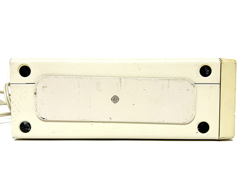 右側面には、オーディオ出力端子が用意されています。反対側の左側面は縦置き時に底面になるので、足があります。