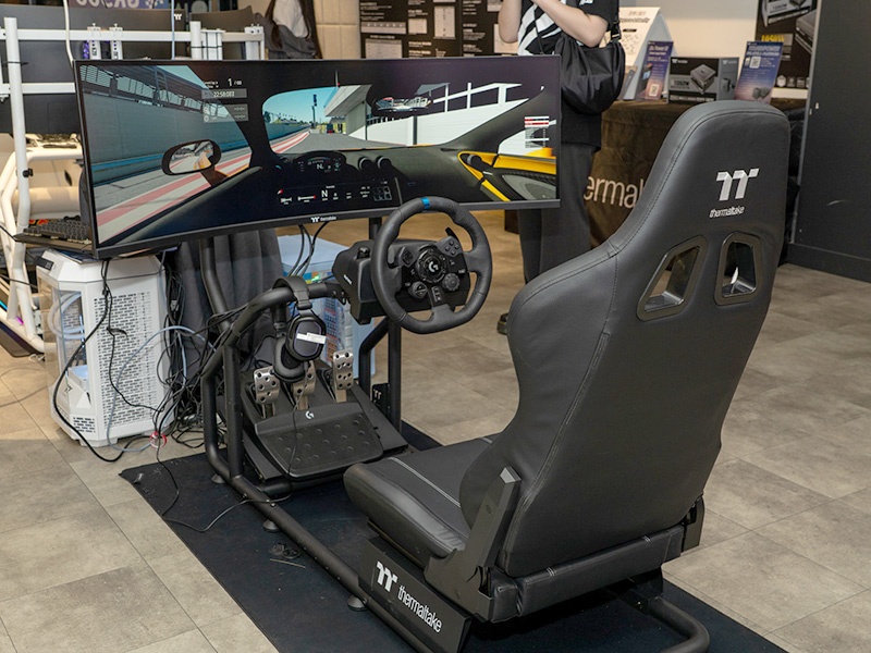 レーシングコックピット「GR500」と49型ウルトラワイドモニター「GCE-49CEUB 49 5K DQHD」。試遊機のケースにはThe Tower 600を使っている