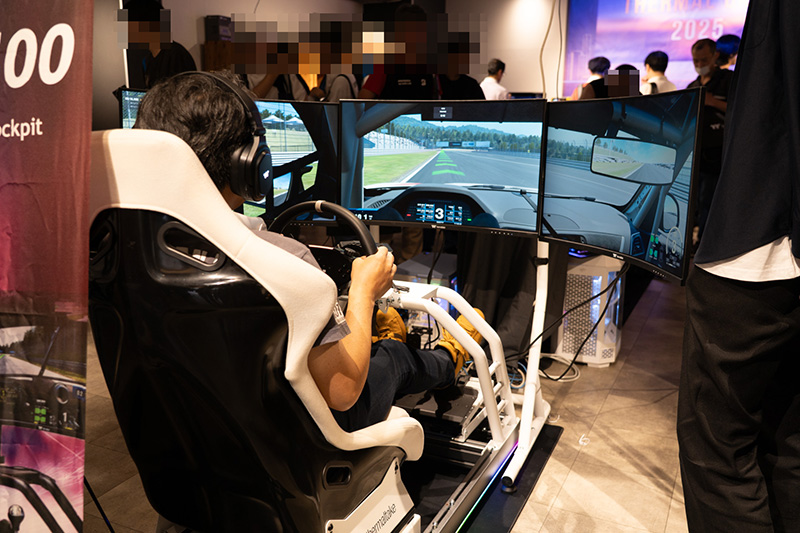 こちらは「GR300」。トリプルモニタースタンドに3台の「GM-GCE-32CEQB」を搭載している