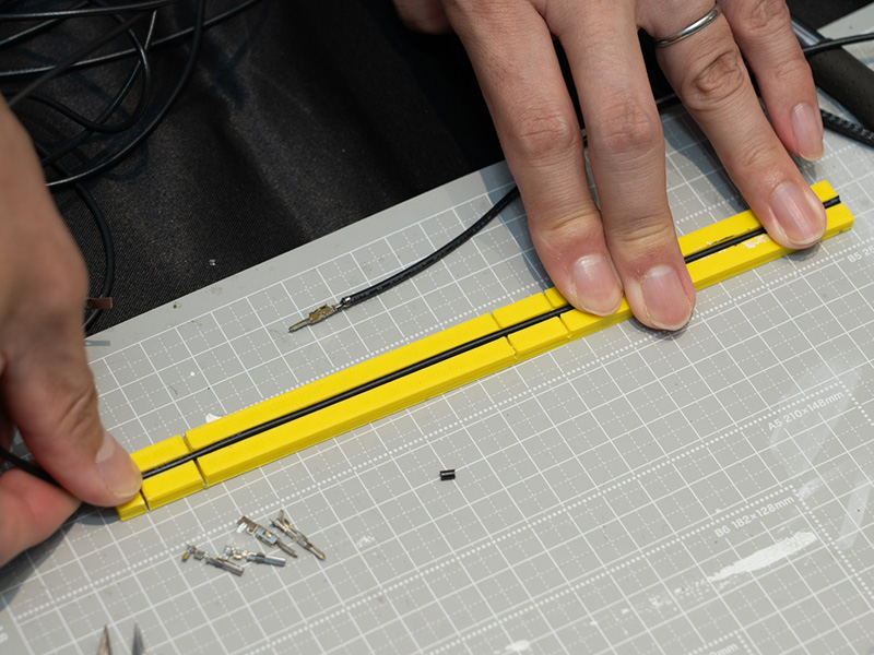 電線をカットするときに使うオリジナルの治具