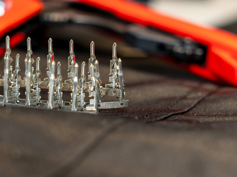 カットした電線を端子に接続する