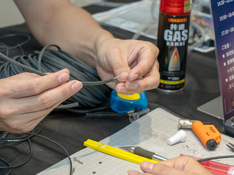 電線をスリーブに通して熱収縮チューブをとりつける