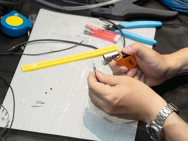 バーナーで細かく炙って収縮していく