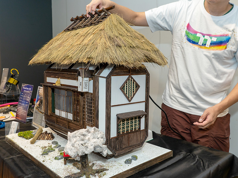 壁面や柱はDIYショップで調達。藁葺き屋根はほうきの穂部分を切って作ったという