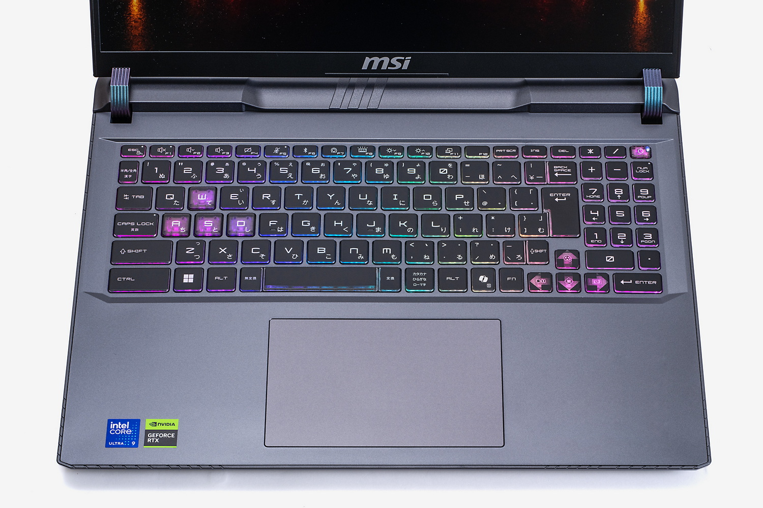 キーボードは日本語配列でキーストロークは1.7mm。24ゾーンに分かれたRGBバックライトも内蔵