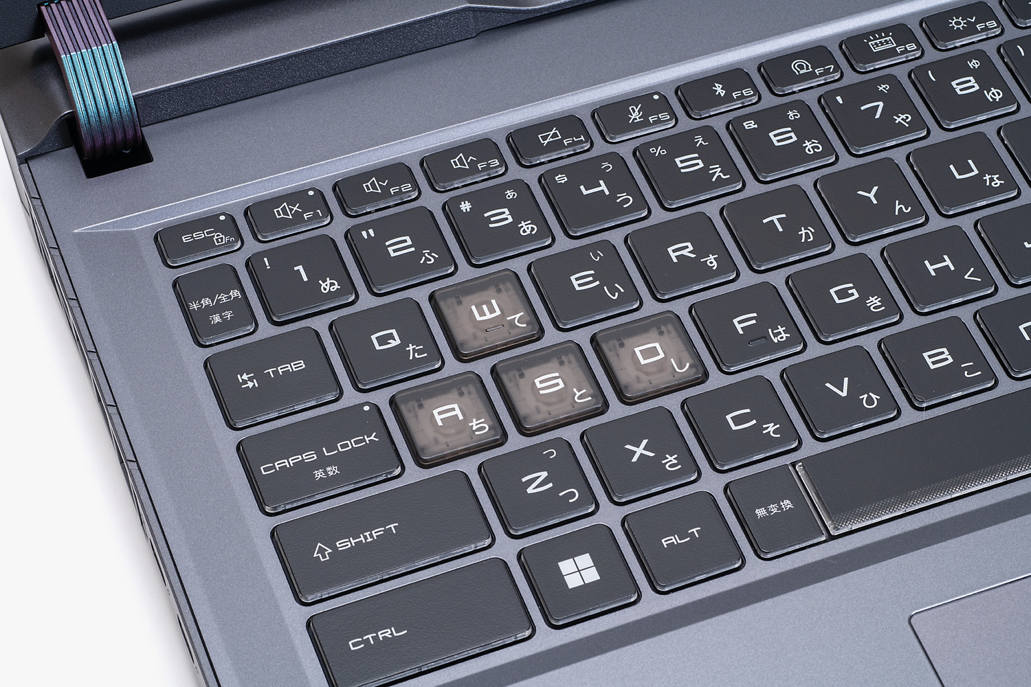 WASDキーとキーボード右上の電源ボタンはスケルトン仕様、カーソルキーは矢印部分が半透過デザインになっていてほかのキーより目立つ