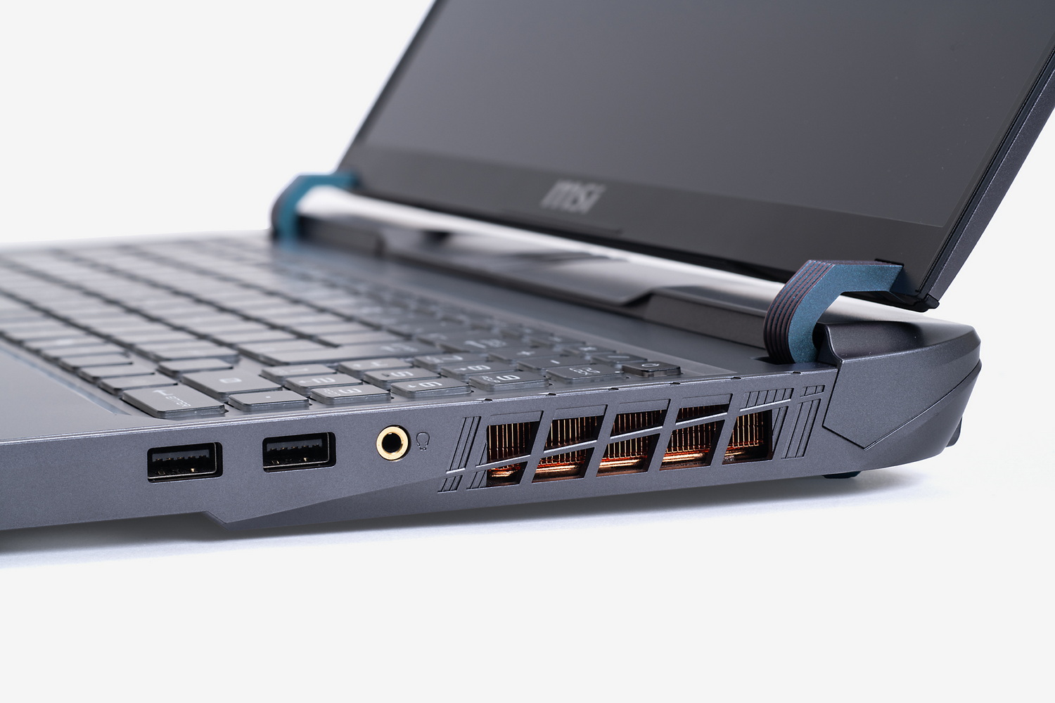 右側面にUSB 3.2 Gen 2×2、ヘッドセット端子