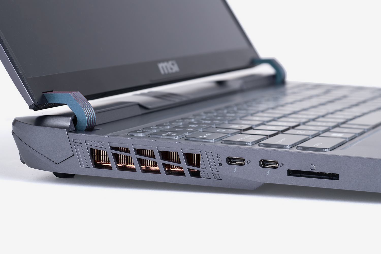 左側面にThunderbolt 5×2、SDカードスロット