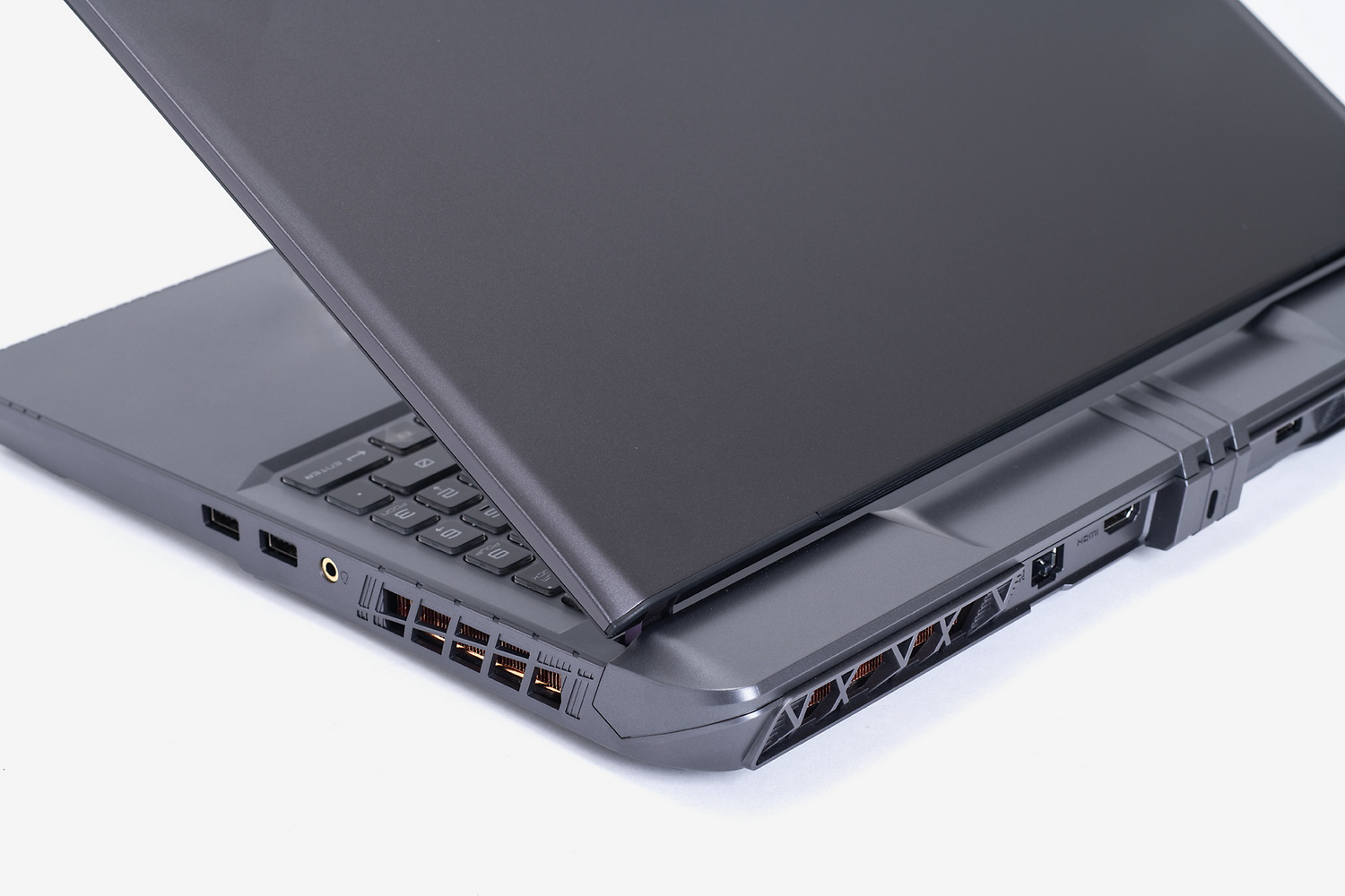 2基の大型ファンと6本のヒートパイプを備えるCooler Boost 5を搭載。底面から吸気して両側面、背面から排気する