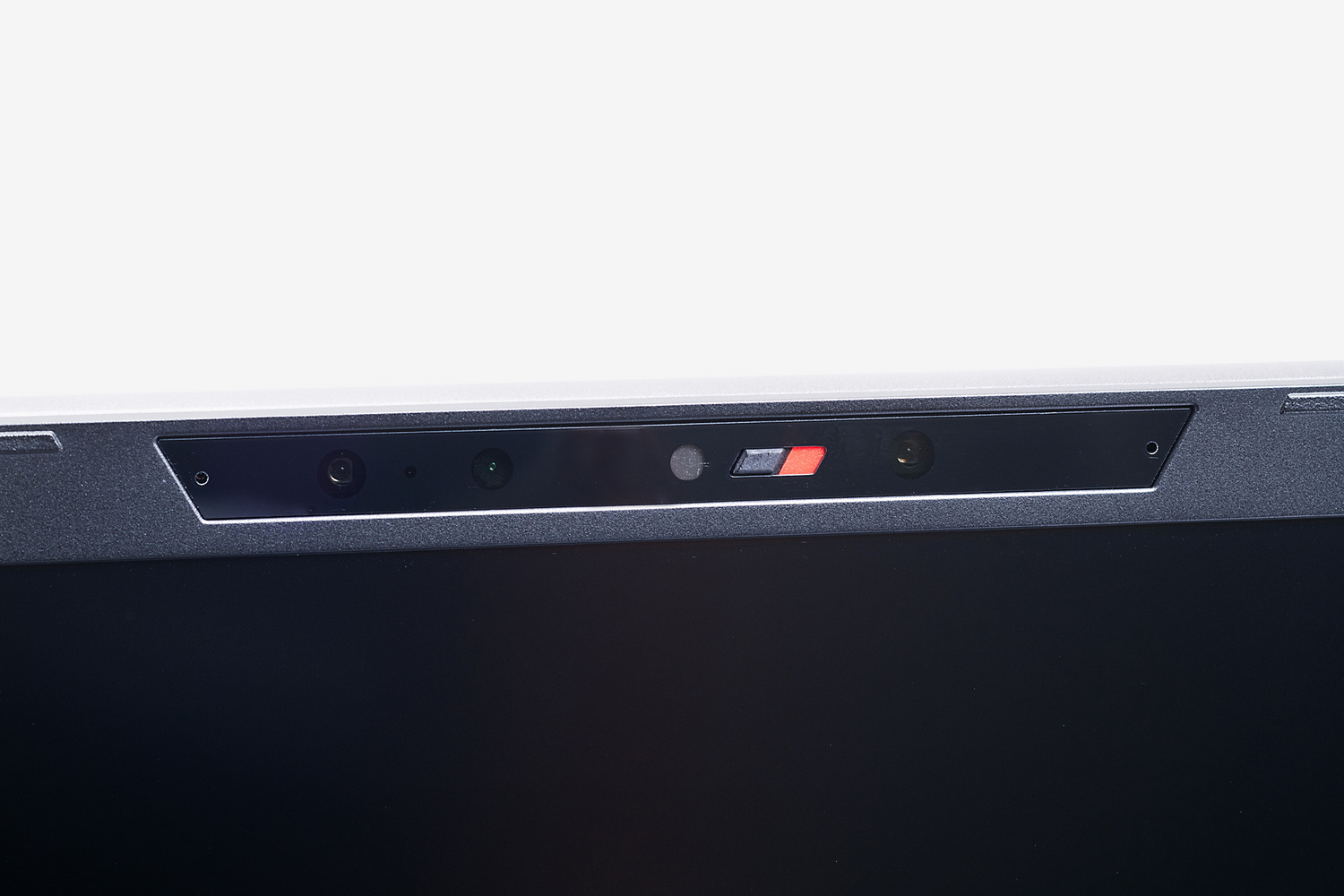 上部には207万画素のWebカメラとマイクを搭載。Windows Hello顔認証にも対応し、物理シャッターも備える