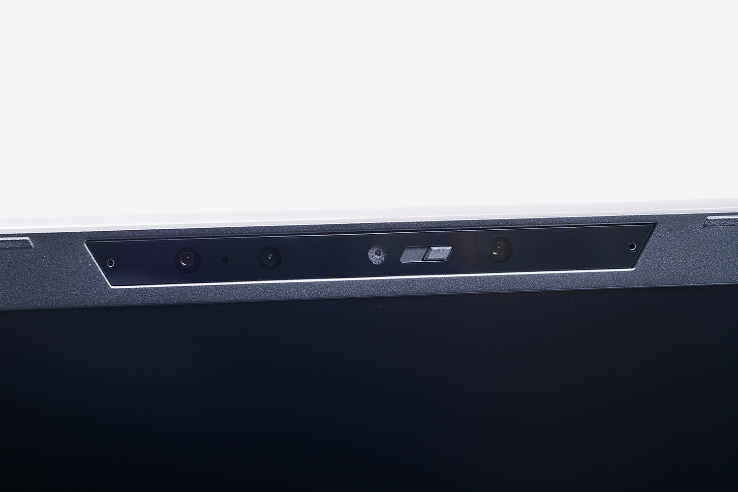 上部には207万画素のWebカメラとマイクを搭載。Windows Hello顔認証にも対応し、物理シャッターも備える