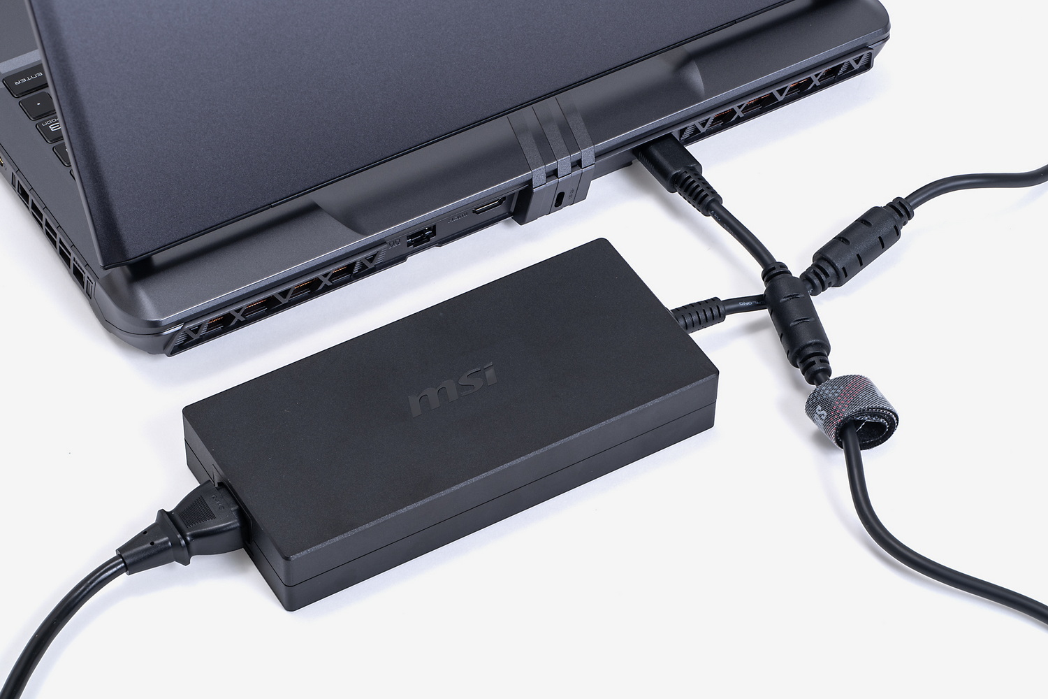 330Wの大出力ACアダプターでしっかり電力を供給する