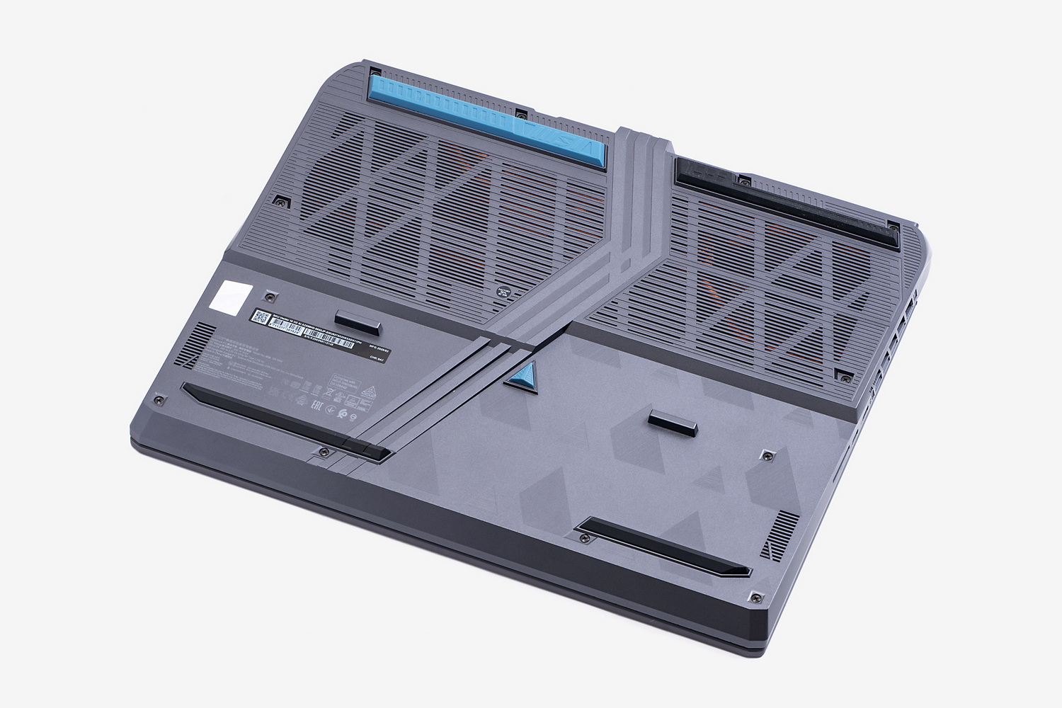 2基の大型ファンと6本のヒートパイプを備えるCooler Boost 5を搭載。底面から吸気して両側面、背面から排気する