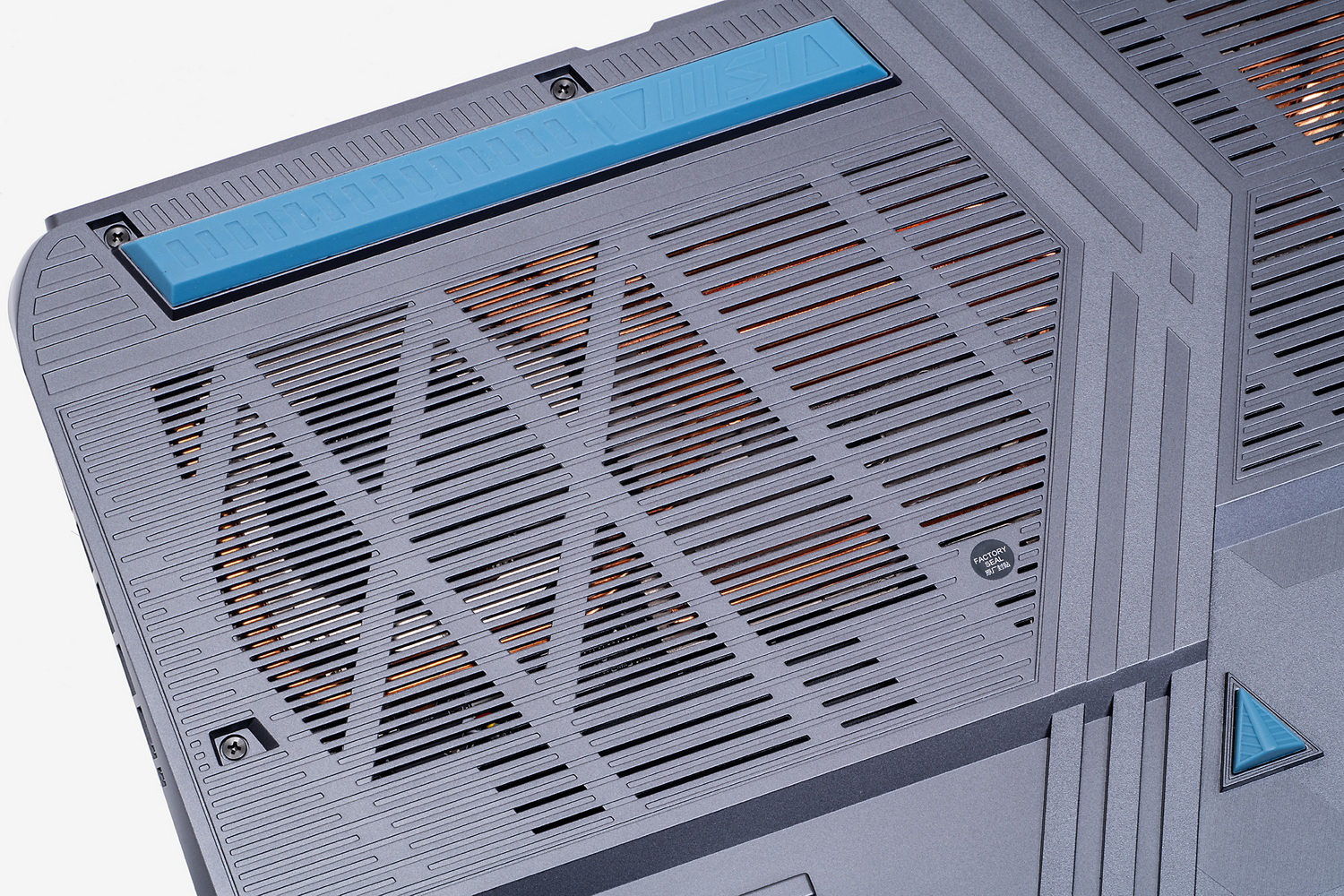 底面の通気スリットをよく見てみると、ファンや銅製ヒートパイプを用いた大型の冷却機構の一部がちらっと見える