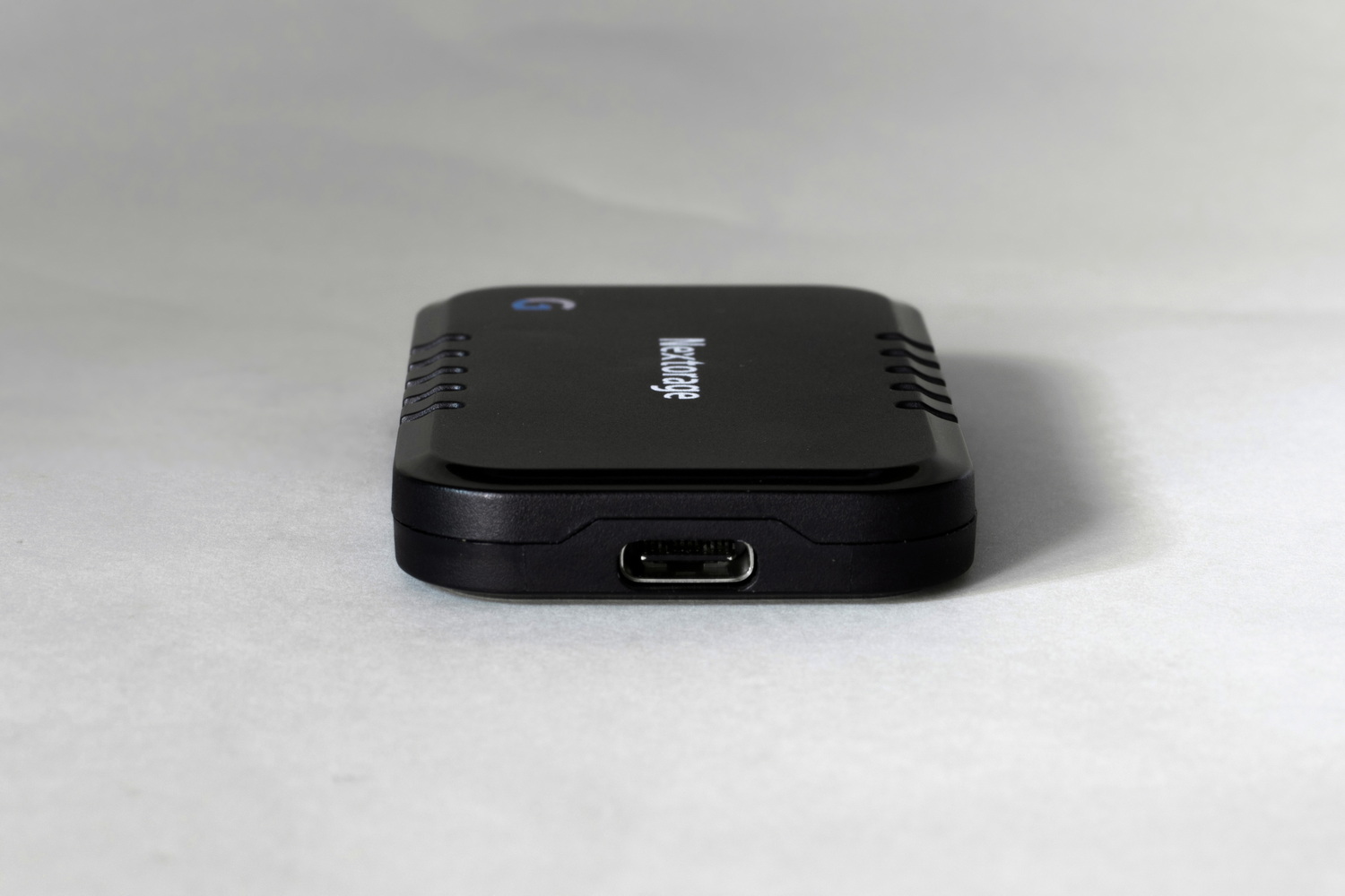 インターフェースはUSB 10Gbps(USB 3.2 Gen 2)。今回のパッケージにはケーブル長約16.5cm、片側L字コネクターのUSB Type-Cケーブルが同梱。ちなみに、4TBモデルは若干仕様が異なり、インターフェースはUSB 20Gbps(USB 3.2 Gen 2x2)、シーケンシャルライト最大1,500MB/s、同リード最大1,600MB/sとなる