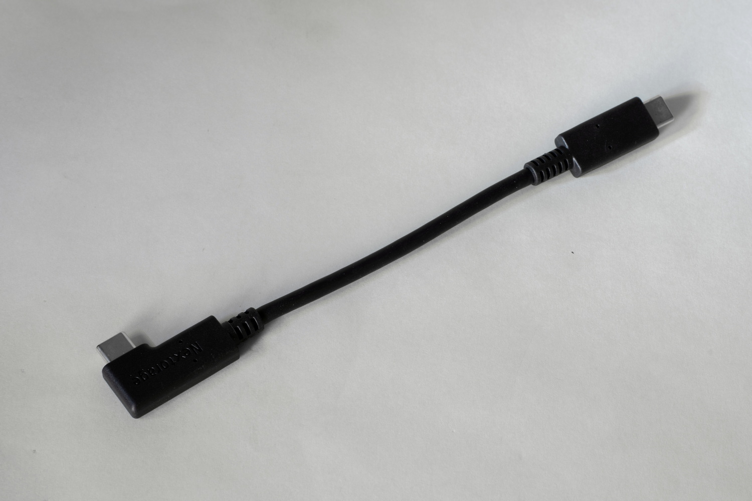 インターフェースはUSB 10Gbps(USB 3.2 Gen 2)。今回のパッケージにはケーブル長約16.5cm、片側L字コネクターのUSB Type-Cケーブルが同梱。ちなみに、4TBモデルは若干仕様が異なり、インターフェースはUSB 20Gbps(USB 3.2 Gen 2x2)、シーケンシャルライト最大1,500MB/s、同リード最大1,600MB/sとなる