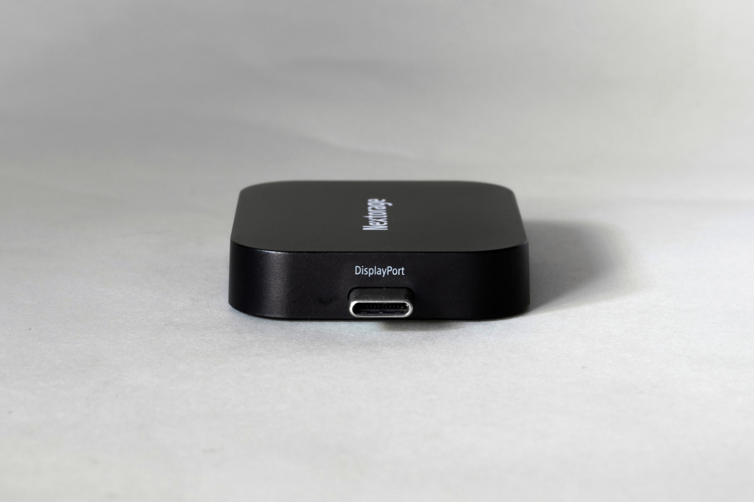 PDPアダプターのUSBコネクター。Type-Cオスが1基、データ用(SSDおよびDisplayPort)のメスが1基、USB PD 100W対応充電用のメスが1基。USB PD対応機器を2台接続したときは、先に接続した機器がUSB PD給電に、後からつないだデバイスは5V給電になる