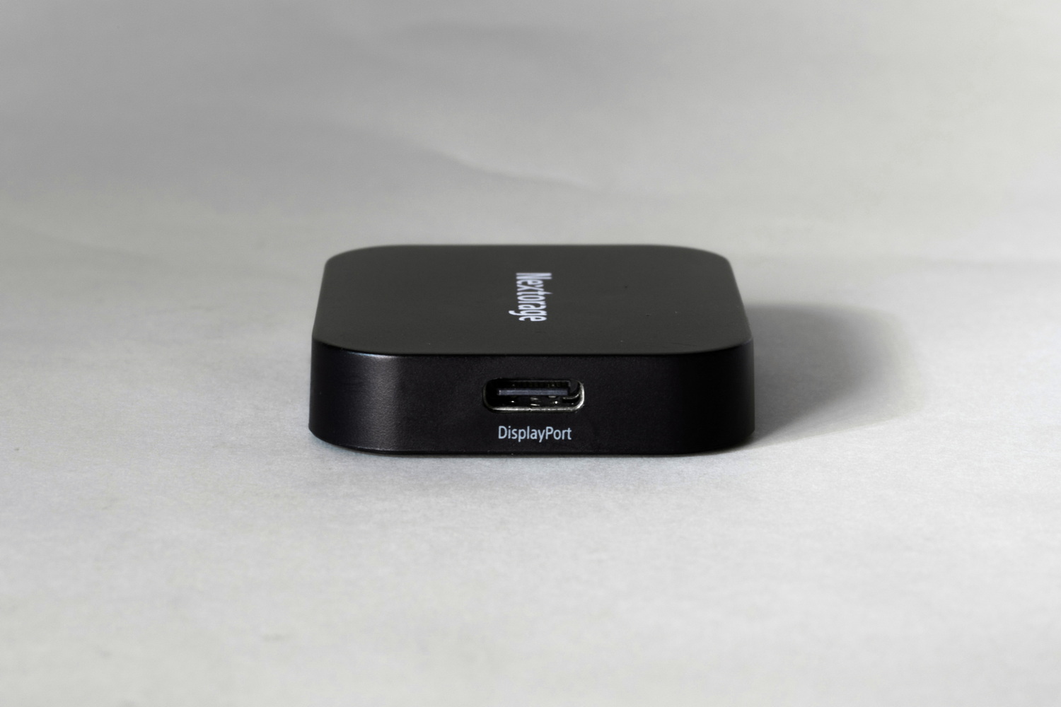 PDPアダプターのUSBコネクター。Type-Cオスが1基、データ用(SSDおよびDisplayPort)のメスが1基、USB PD 100W対応充電用のメスが1基。USB PD対応機器を2台接続したときは、先に接続した機器がUSB PD給電に、後からつないだデバイスは5V給電になる