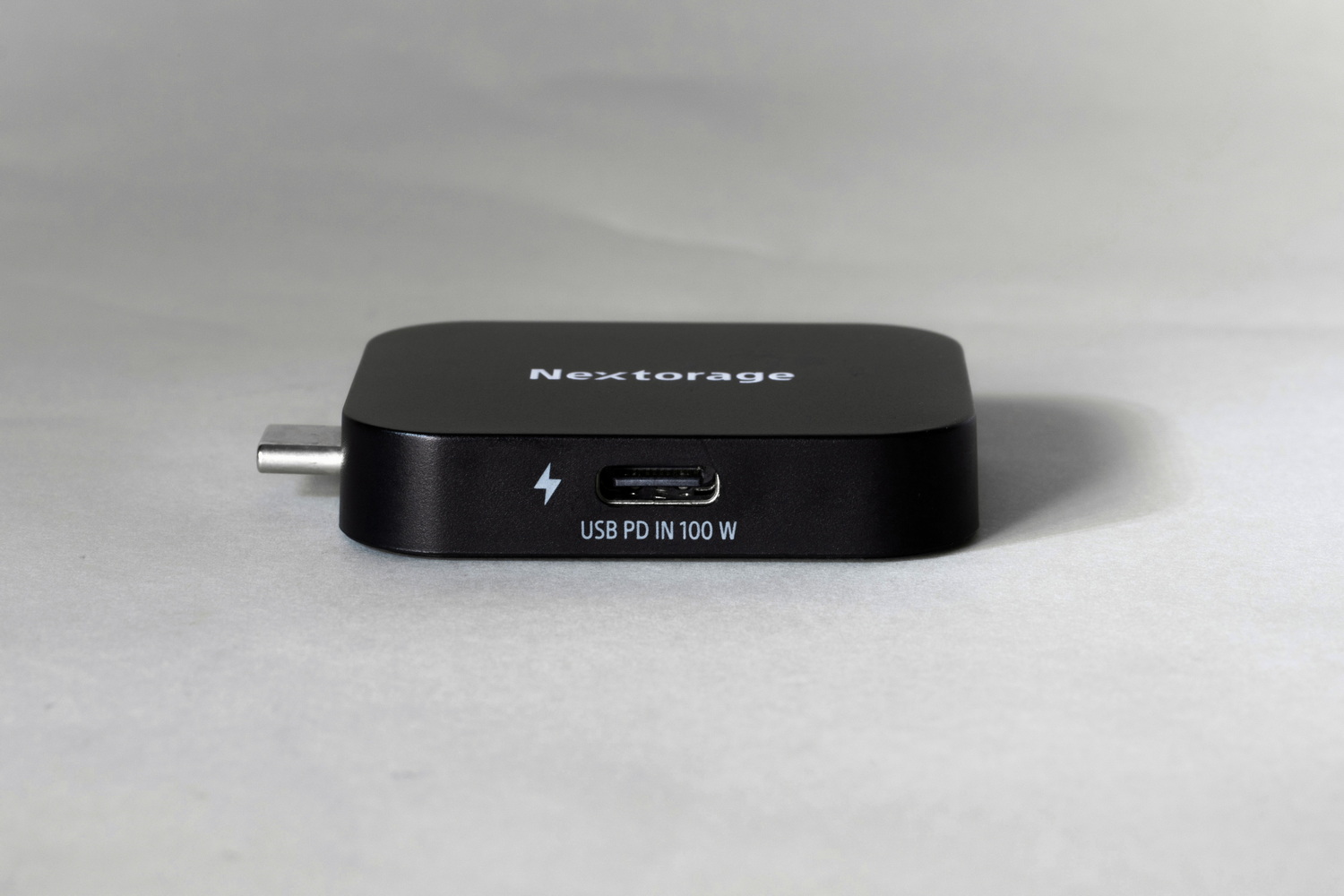 PDPアダプターのUSBコネクター。Type-Cオスが1基、データ用(SSDおよびDisplayPort)のメスが1基、USB PD 100W対応充電用のメスが1基。USB PD対応機器を2台接続したときは、先に接続した機器がUSB PD給電に、後からつないだデバイスは5V給電になる